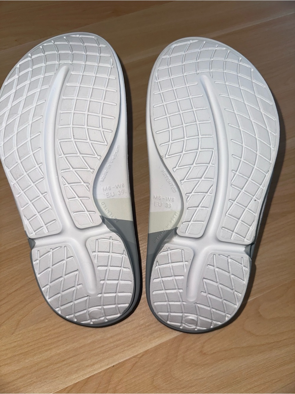 NWT OOFOS White and Gray Unisex Recovery Slide Sandals - Picture 5 of 9